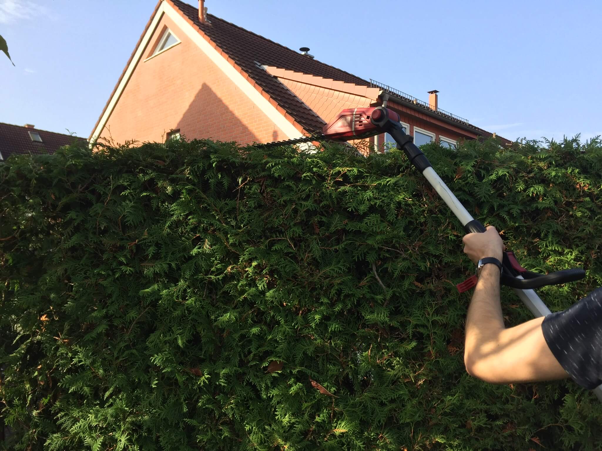 Teleskopheckenschere GE-HC 18 Li T von Einhell im Einsatz