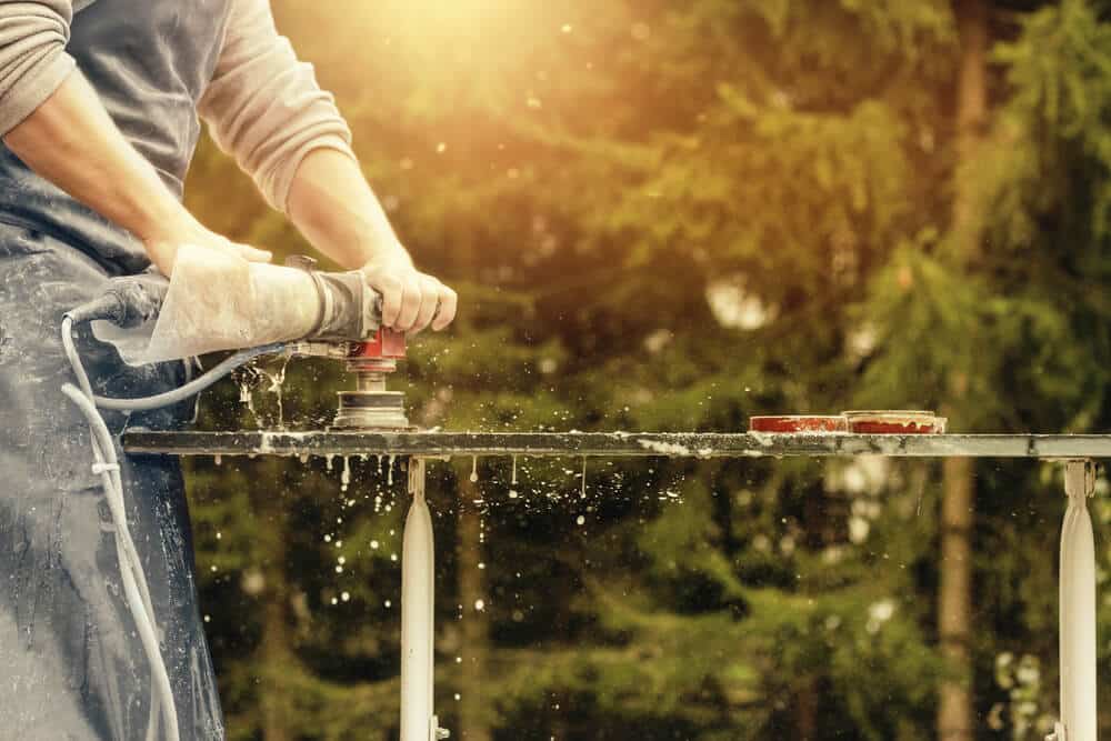 Handwerker beim Nassschleifen