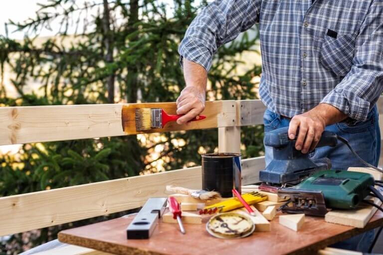 Kesseldruckimprägniertes Holz streichen So machen Sie es richtig