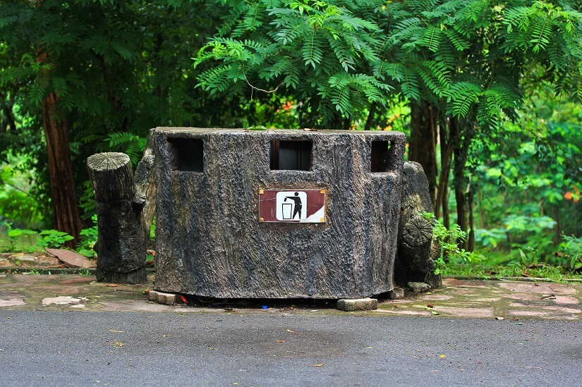 Mülltonnen Unterstand aus Holz | Foto: Deerphoto / Depositphotos.com
