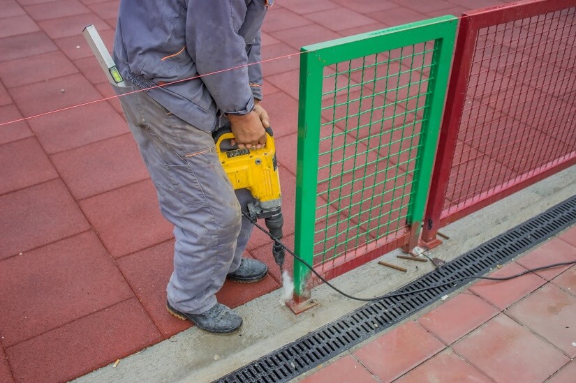 Bauarbeiter mit Elektrohammer 