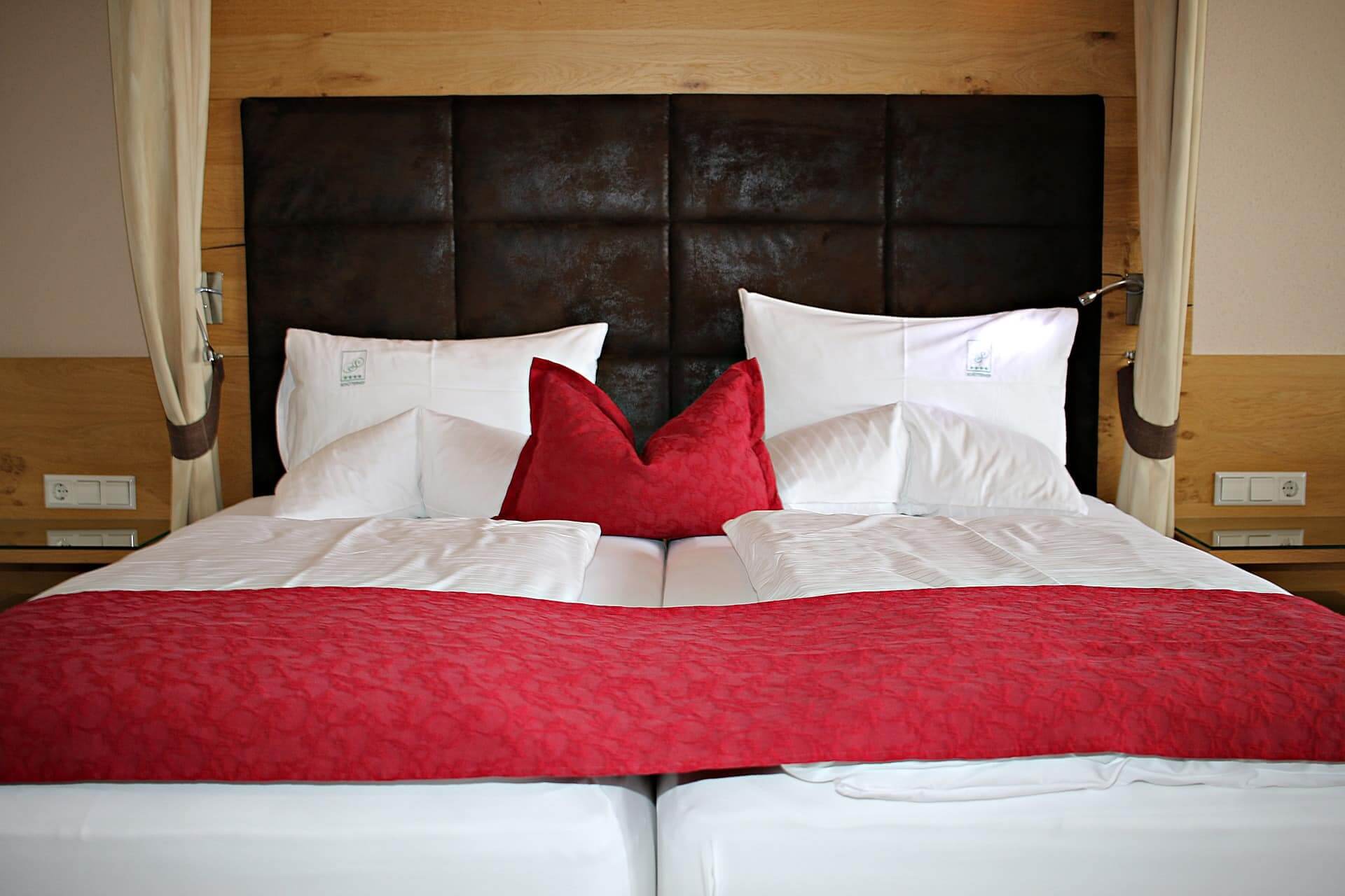 Ein Bett in einem Hotel mit 2 Matratzen