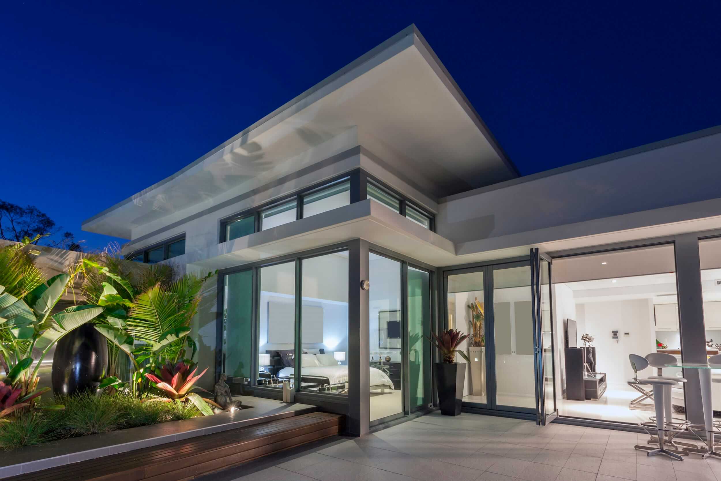 Modernes Haus mit offener Fensterfront