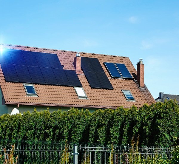 schönes Haus mit Solar-Modulen auf dem Dach