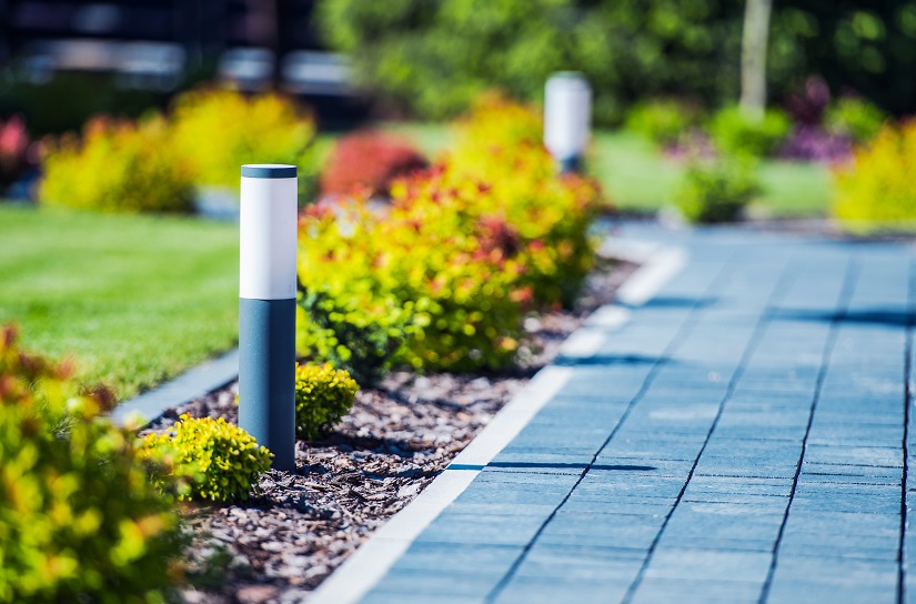 Gartenbeleuchtung an einem Gartenweg